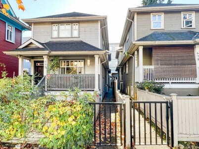 Cozy Industrial Townhouse, King Bed, 3 Min to Downtown