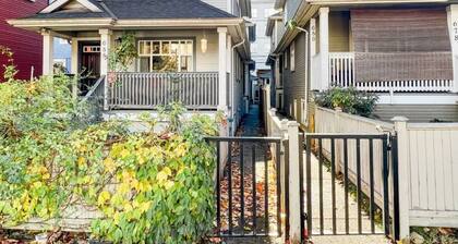 Cozy Industrial Townhouse, King Bed, 3 Min to Downtown