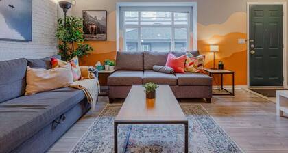 Cozy Industrial Townhouse | King Bed| 3 Min to D/T