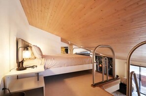 1 habitación, tabla de planchar con plancha y cuna de viaje 