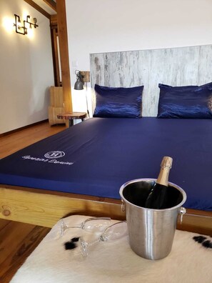 5 bedrooms, iron/ironing board, WiFi, bed sheets