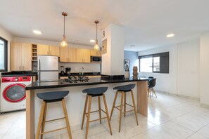 Een koelkast, een magnetron, een kookplaat