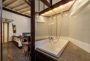 Combined shower/bathtub, bidet