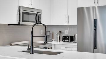 Fridge, oven, stovetop, dishwasher