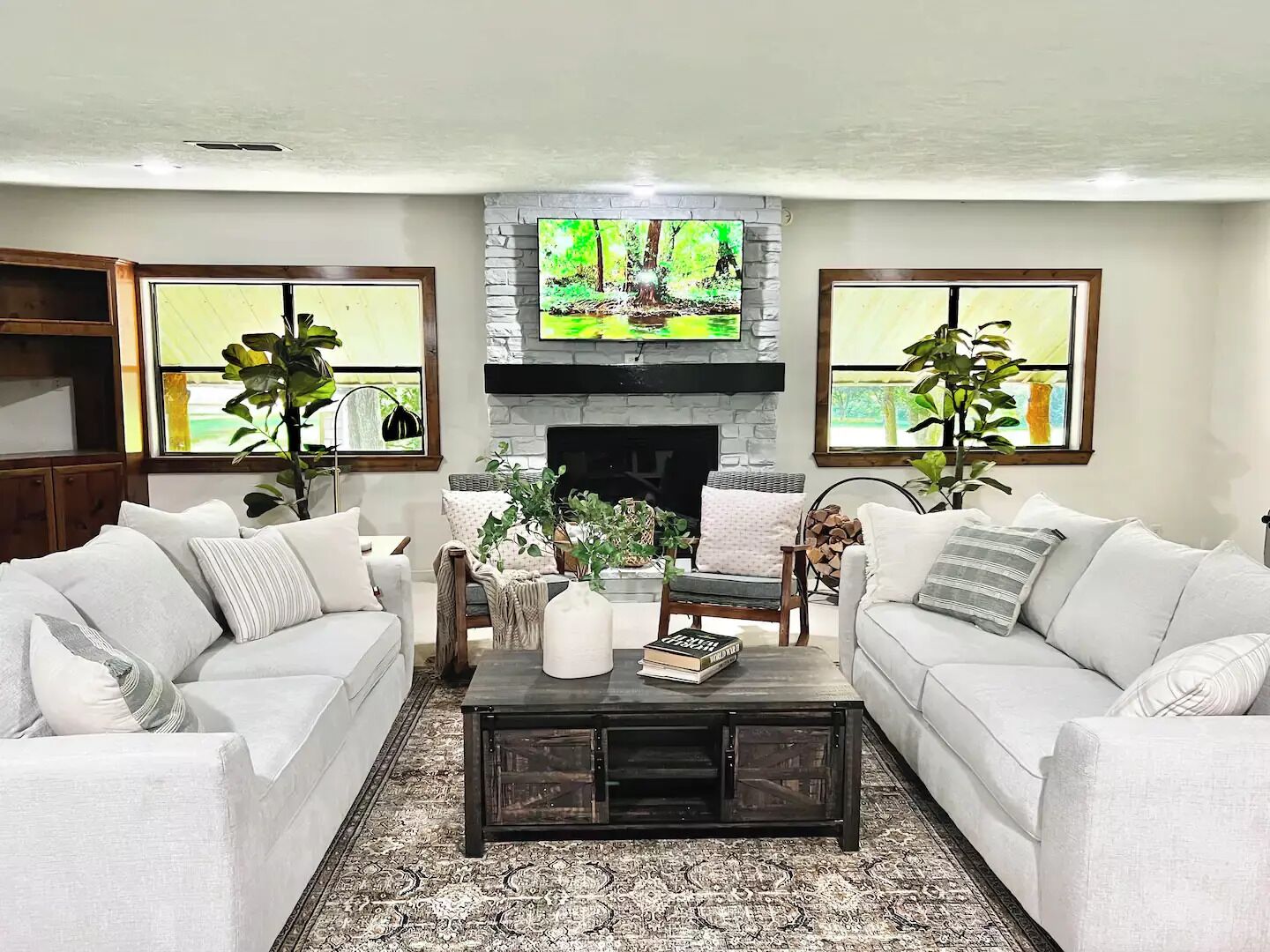 TV connectée, baby-foot, table de tennis de table, livres