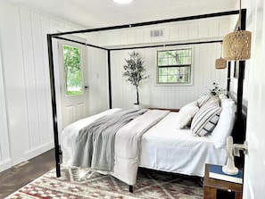 4 bedrooms, iron/ironing board, free WiFi, bed sheets