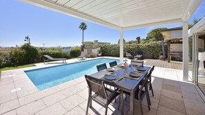 Outdoor dining - Family house with swimming pool & sea view (Antibes)