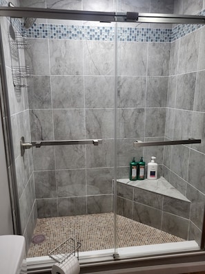 Douche, sèche-cheveux, serviettes fournies, savon