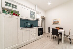 Fridge, oven, stovetop, coffee/tea maker