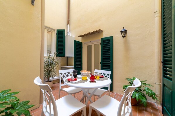 Outdoor dining - Casa Lorenzo central ground-floor flat with a quiet tiny patio (Firenze)