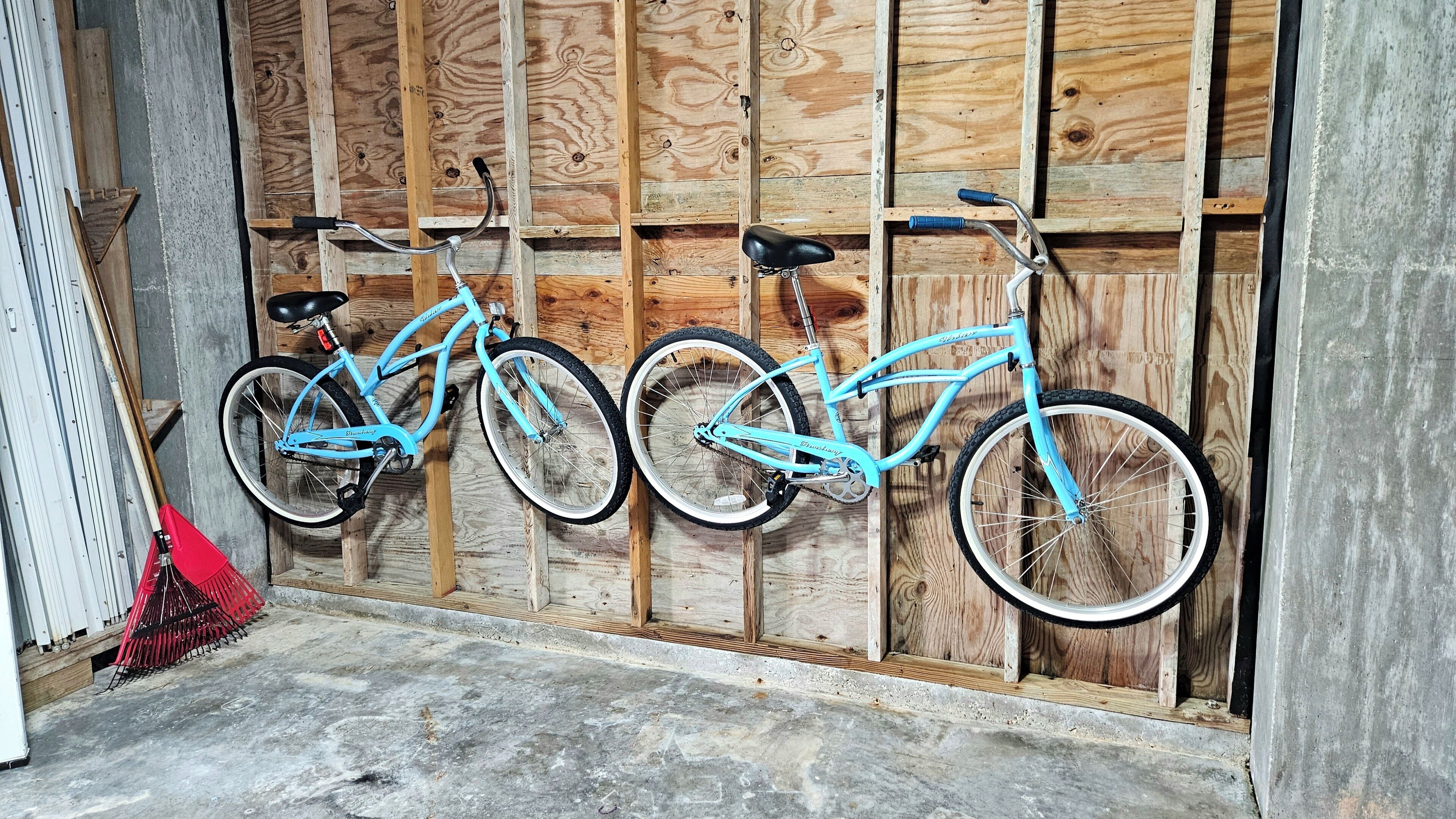 Deux vélos fixés à un mur en bois.