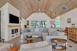 TV, fireplace - Oleander Cottage! Pet Friendly, Heated Pool, Private Escape, 2 Minutes to Beaches and Restaurants (Saint Simons Island)