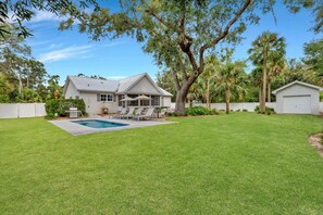 A heated pool - Oleander Cottage! Pet Friendly, Heated Pool, Private Escape, 2 Minutes to Beaches and Restaurants (Saint Simons Island)