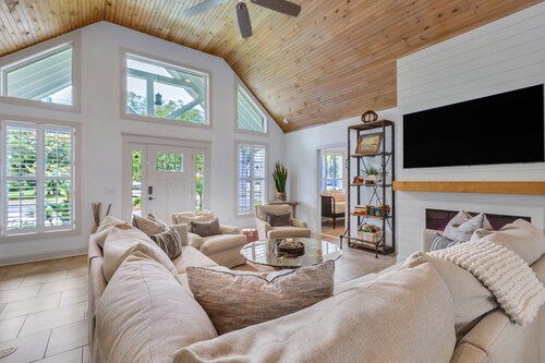 Oleander Cottage! Pet Friendly, Heated Pool, Private Escape, 2 Minutes to Beaches and Restaurants
