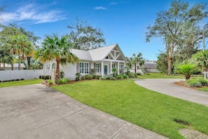 Exterior - Oleander Cottage! Pet Friendly, Heated Pool, Private Escape, 2 Minutes to Beaches and Restaurants (Saint Simons Island)