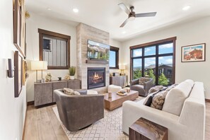 Fernseher, Kamin, Bücher, Stereoanlage