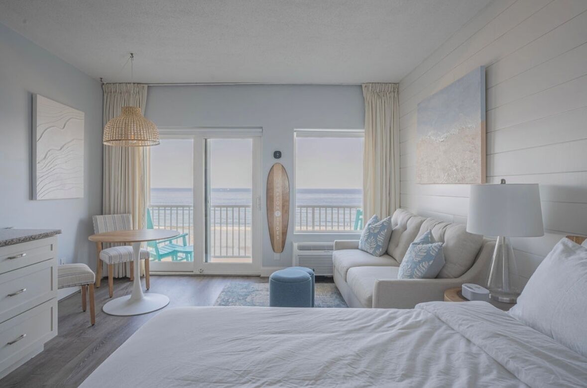 Bright, Cozy & Modern Beachfront Gem ~ Balcony ~ Stunning Ocean Views ~ Parking