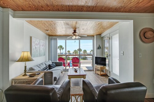 2 Bedroom/2 Bath Across from the Beach