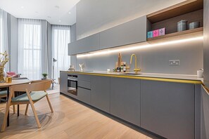 Kjøleskap, mikrobølgeovn, ovn og kokeplater