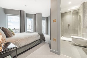 Dusj, hårføner, håndklær og såpe