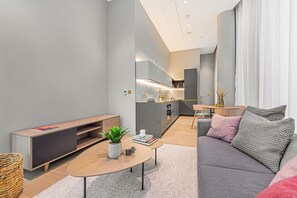 Smart TV - The Cut- Stylish Family Home by Riverside (London)