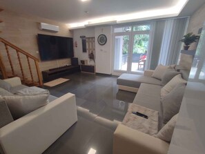TV - Holiday home Modern and beautifully furnished with WLAN and air conditioning (Vonyarcvashegy)