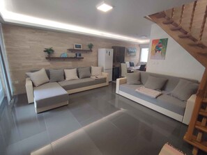 TV - Holiday home Modern and beautifully furnished with WLAN and air conditioning (Vonyarcvashegy)