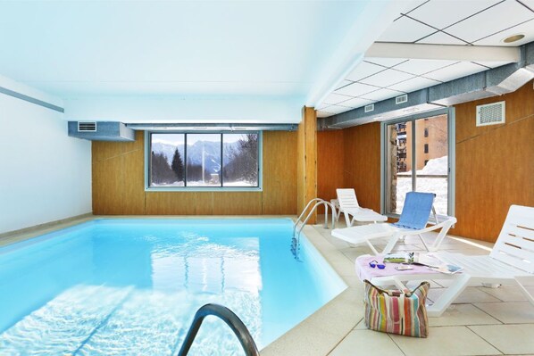 Una piscina cubierta