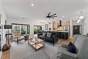 Una televisión, una chimenea