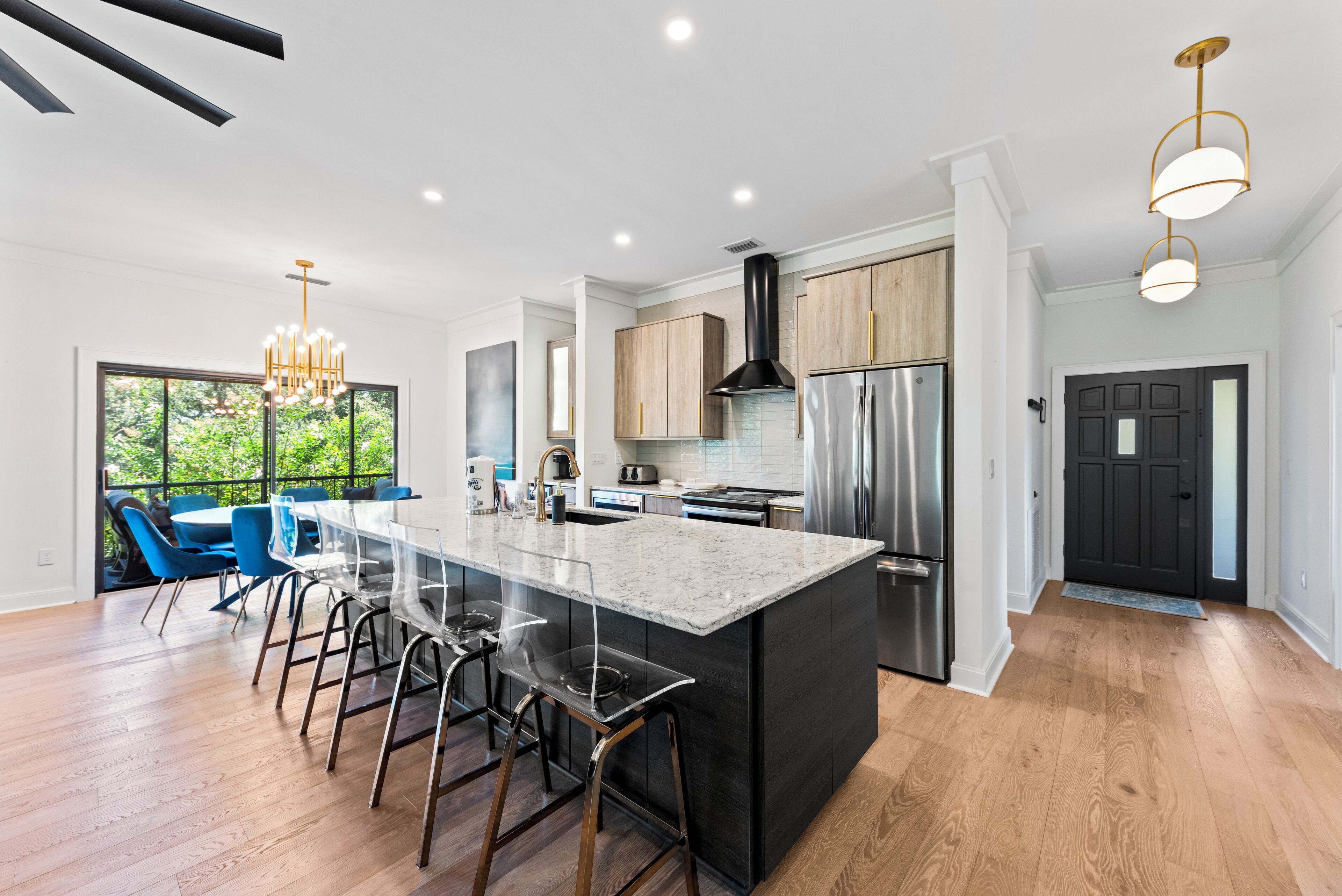 Jääkaappi, mikroaaltouuni, uuni, liesi