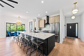 Frigorífico, microondas, horno y placa de cocina