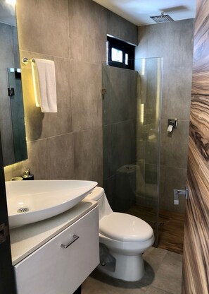 Haartrockner, Handtücher, Seife, Toilettenpapier