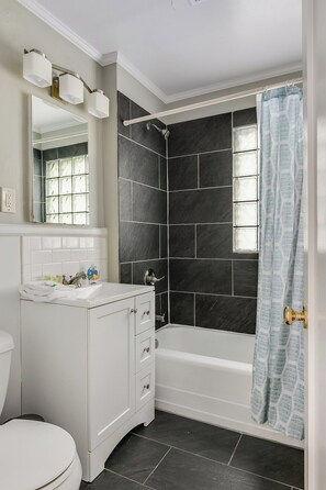 Free toiletries, hair dryer, towels, soap - Queen Anne Charmer with Views of Puget Sound! (Seattle)