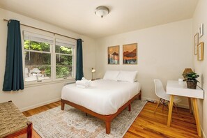 2 Schlafzimmer, Schreibtisch, Bügeleisen/Bügelbrett, Reisekinderbett