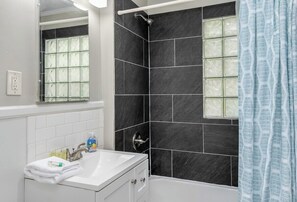 Kostenlose Toilettenartikel, Haartrockner, Handtücher, Seife