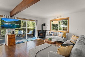 Smart TV, chimenea, futbolito y libros