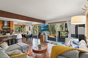 Smart TV, fireplace, table football, books - Chic Pet-Friendly Escape Near Lake | Hot Tub, Game Room, Desk & Queens (Truckee)