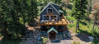 Beautiful Lakeview Home with Stunning Views, Perfect for a Getaway.