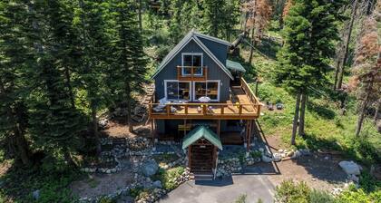 Beautiful Lakeview Home with Stunning Views, Perfect for a Getaway.