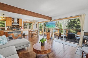 Smart-TV, Kamin, Tischfußball, Bücher