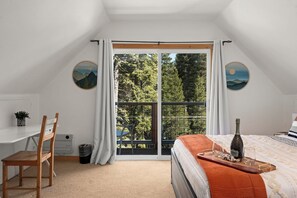 3 habitaciones, escritorio y tabla de planchar con plancha