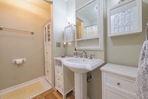 Shower, hair dryer, towels - Ancient Oak Sanctuary Rural getaway, walking paths (Grand Junction)