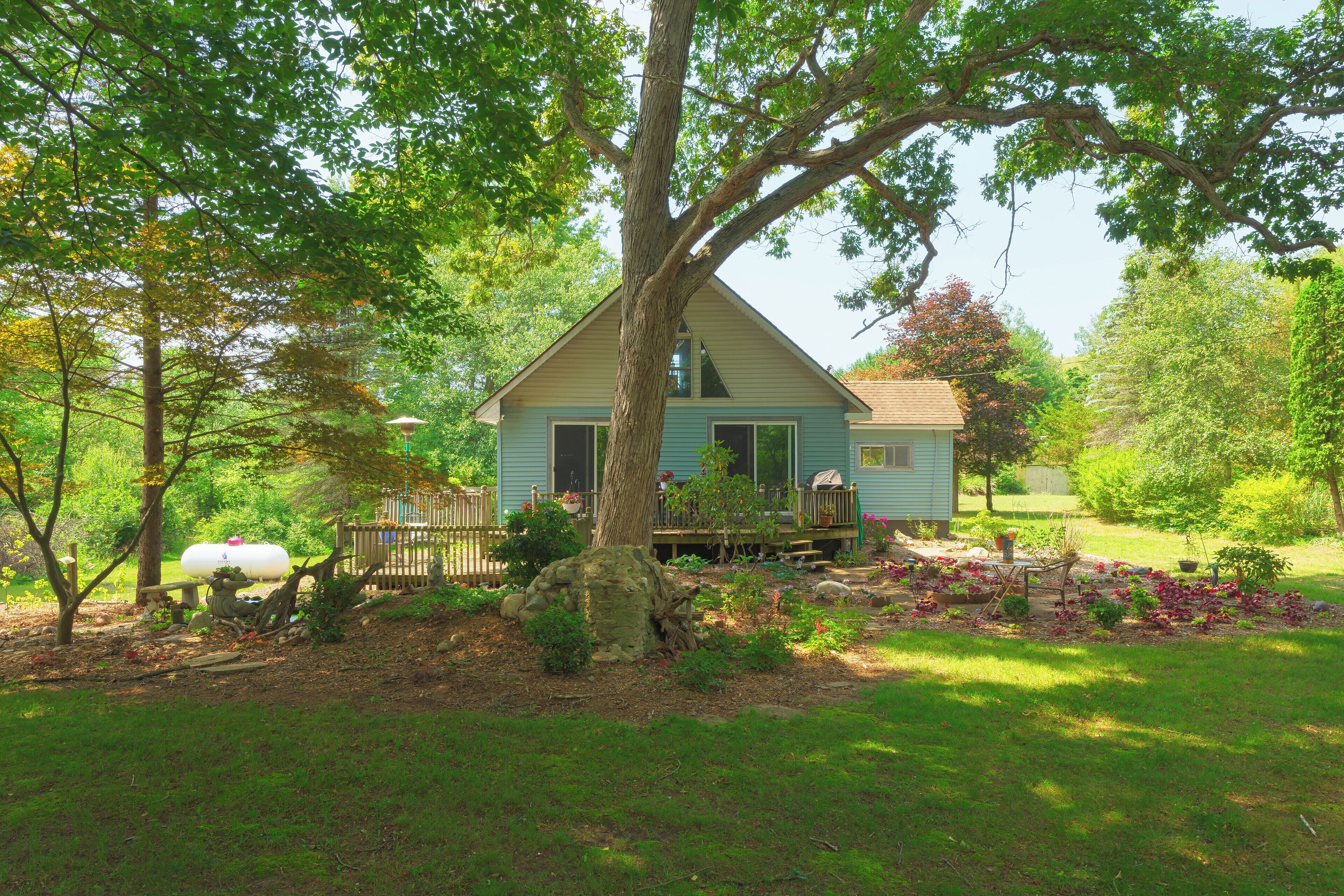 Ancient Oak Sanctuary Rural getaway, walking paths