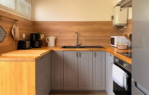 Cafetière/bouilloire, réfrigérateur, micro-ondes, four