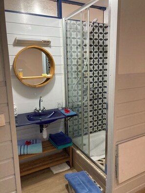 تجهيزات دش، مناشف، صابون، ورق حمّام