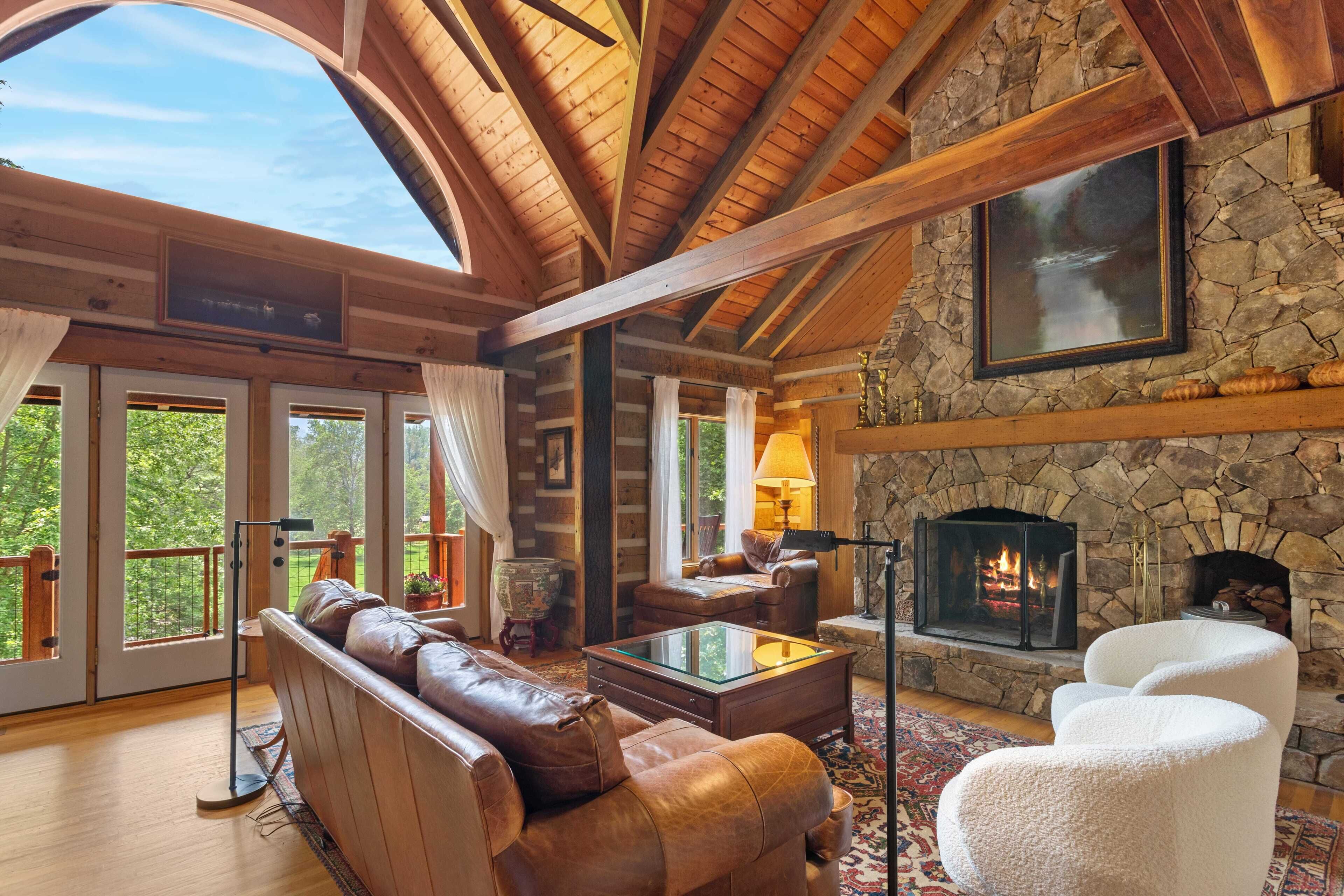 電視、壁爐、足球機、書籍