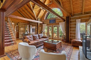 Fernseher, Kamin, Tischfußball, Bücher