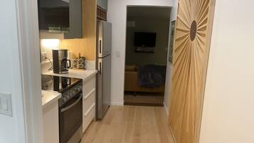 Mikrowelle, Ofen, Herdplatte, Wasserkocher mit Kaffee-/Teezubehör