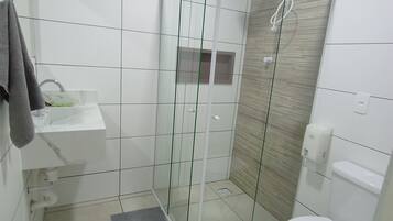 Ducha, toallas, jabón, shampoo