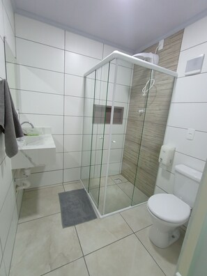 Douche, serviettes fournies, savon, shampoing